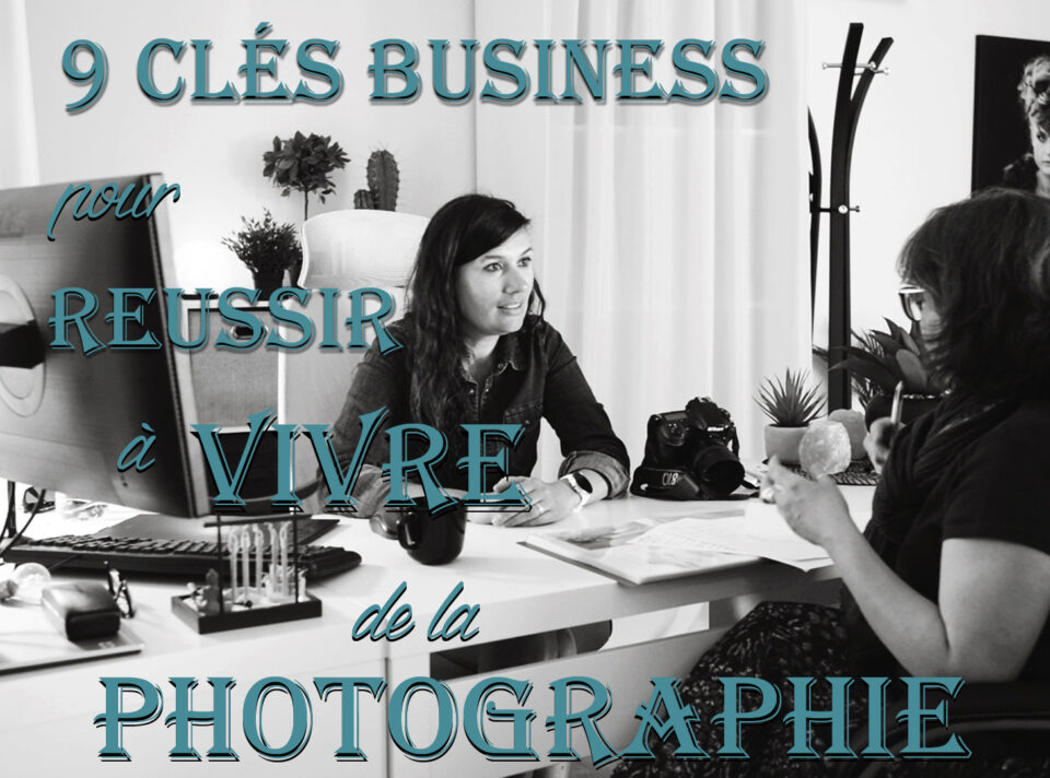 Femme photographe devant son ordinateur en train de travailler sur son business photo